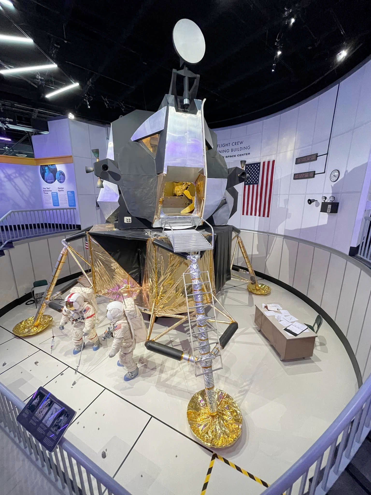 مدلی از فرودگر ماه در موزه به نمایش گذاشته شده است و در مقابل آن دو مانکن با لباس فضایی قرار دارند.