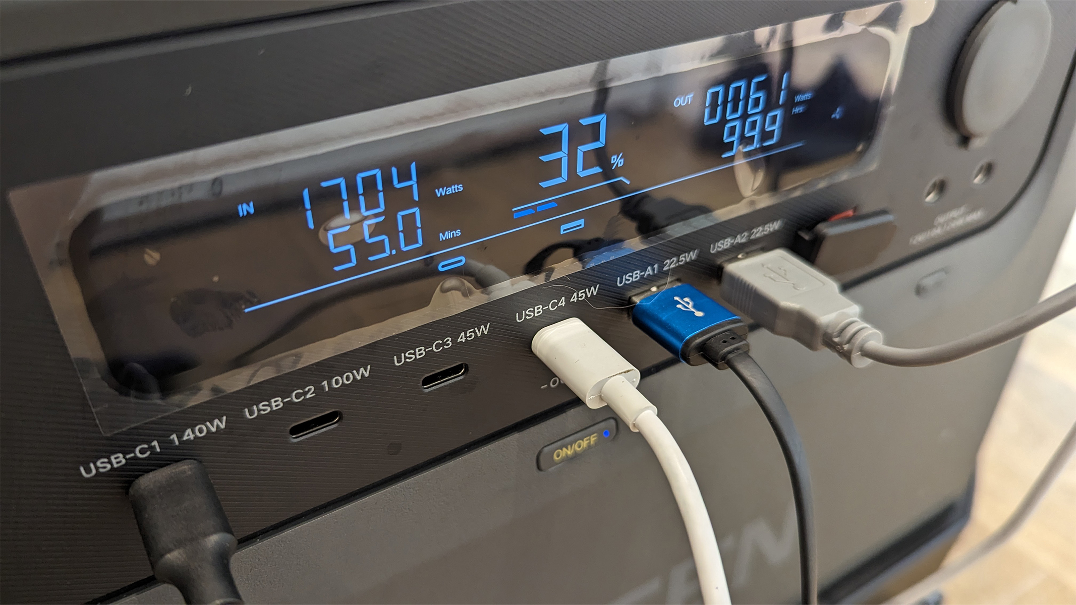 نمای نزدیک از صفحه نمایش Ugreen PowerRoam 2200 با مجموعه ای از کابل های USB متصل شده است