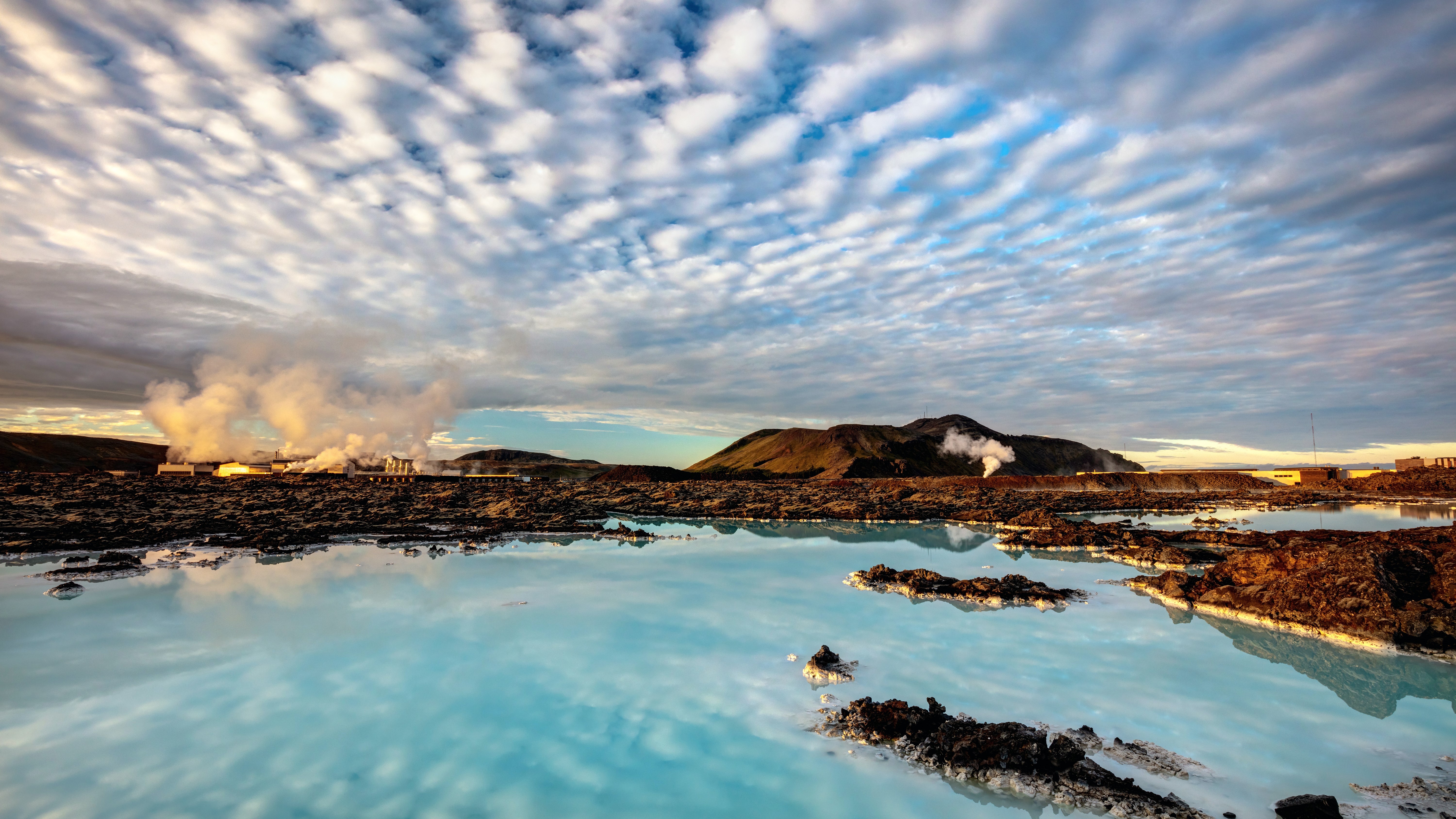 ابرهای شگفت انگیز و انعکاس در تالاب آبی در ایسلند.