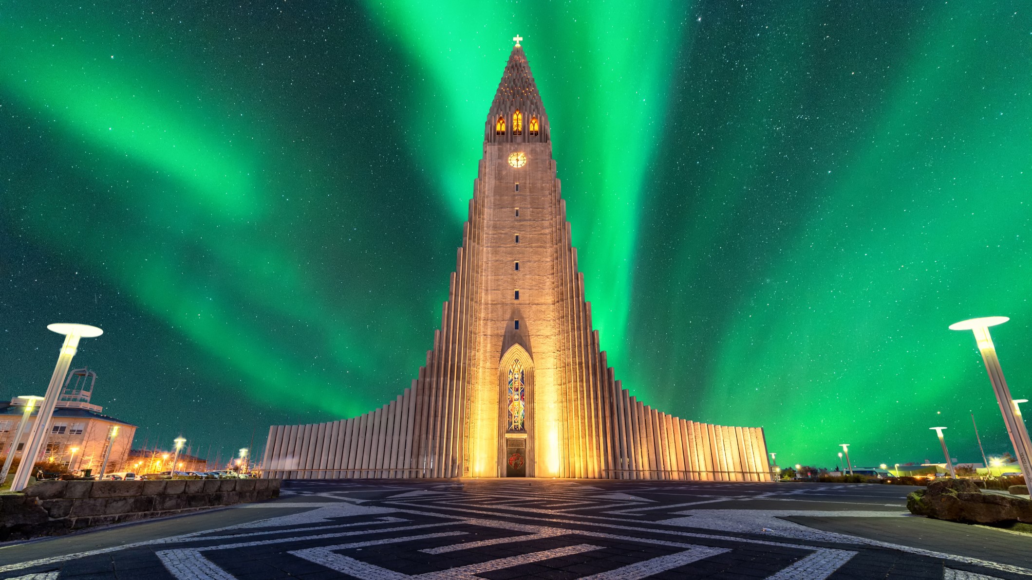نورهای شمالی بر فراز کلیسای Hallgrímskirkja در مرکز شهر ریکیاویک، ایسلند