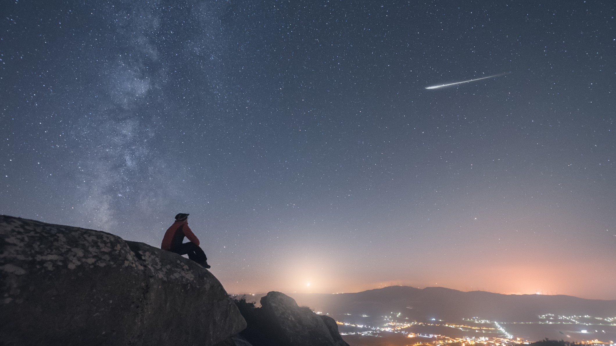 مردی در حال مشاهده ستاره درخشان، راه شیری و غروب ماه
