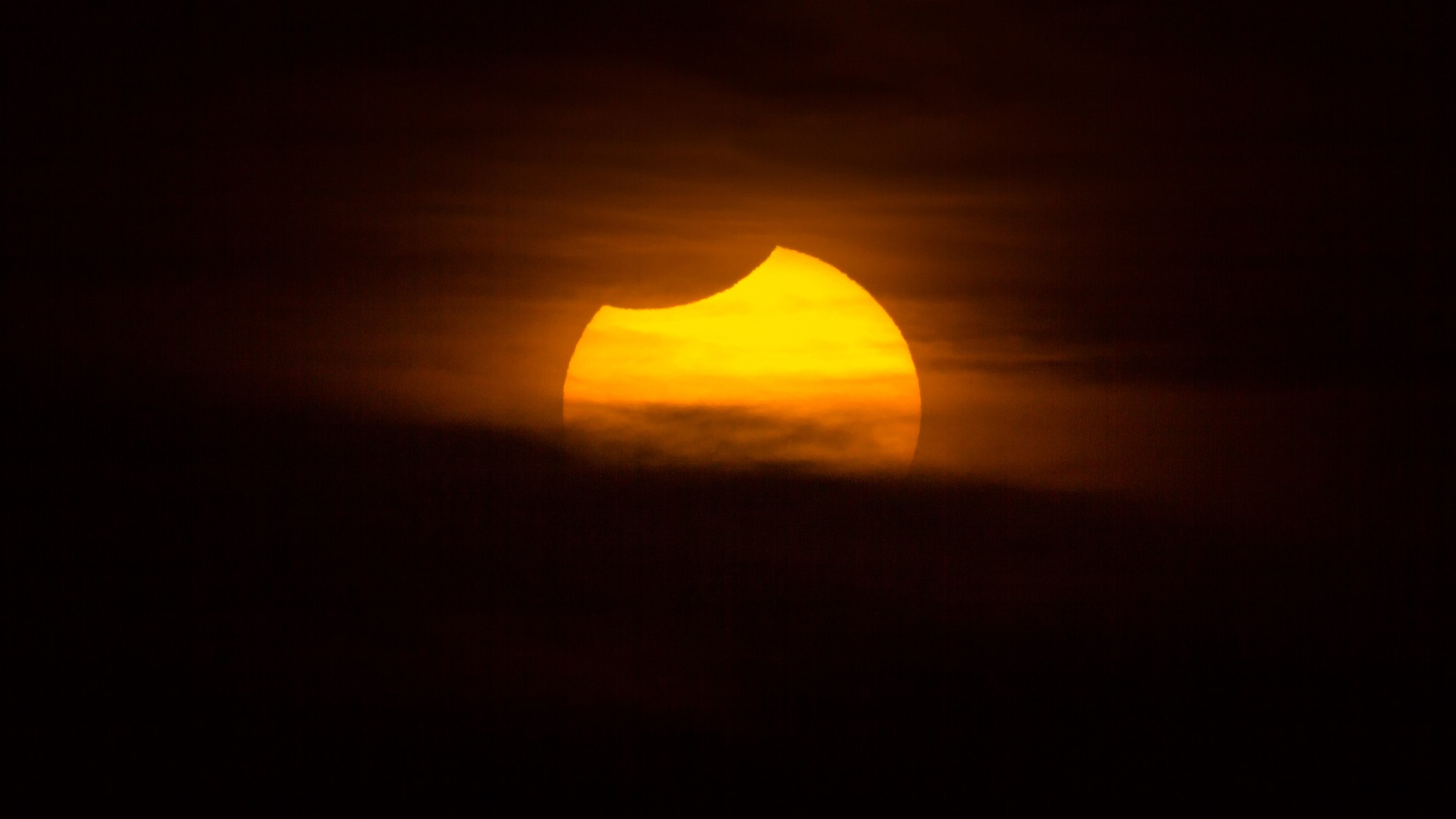 خورشید گرفتگی در مونته ویدئو، اروگوئه مشاهده شد.  عکس در فضای باز گرفته شده است و هیچ فردی در عکس وجود ندارد.  در همان زمان، خورشید در بالای افق، بر فراز ریودولا پلاتا غروب می کند.